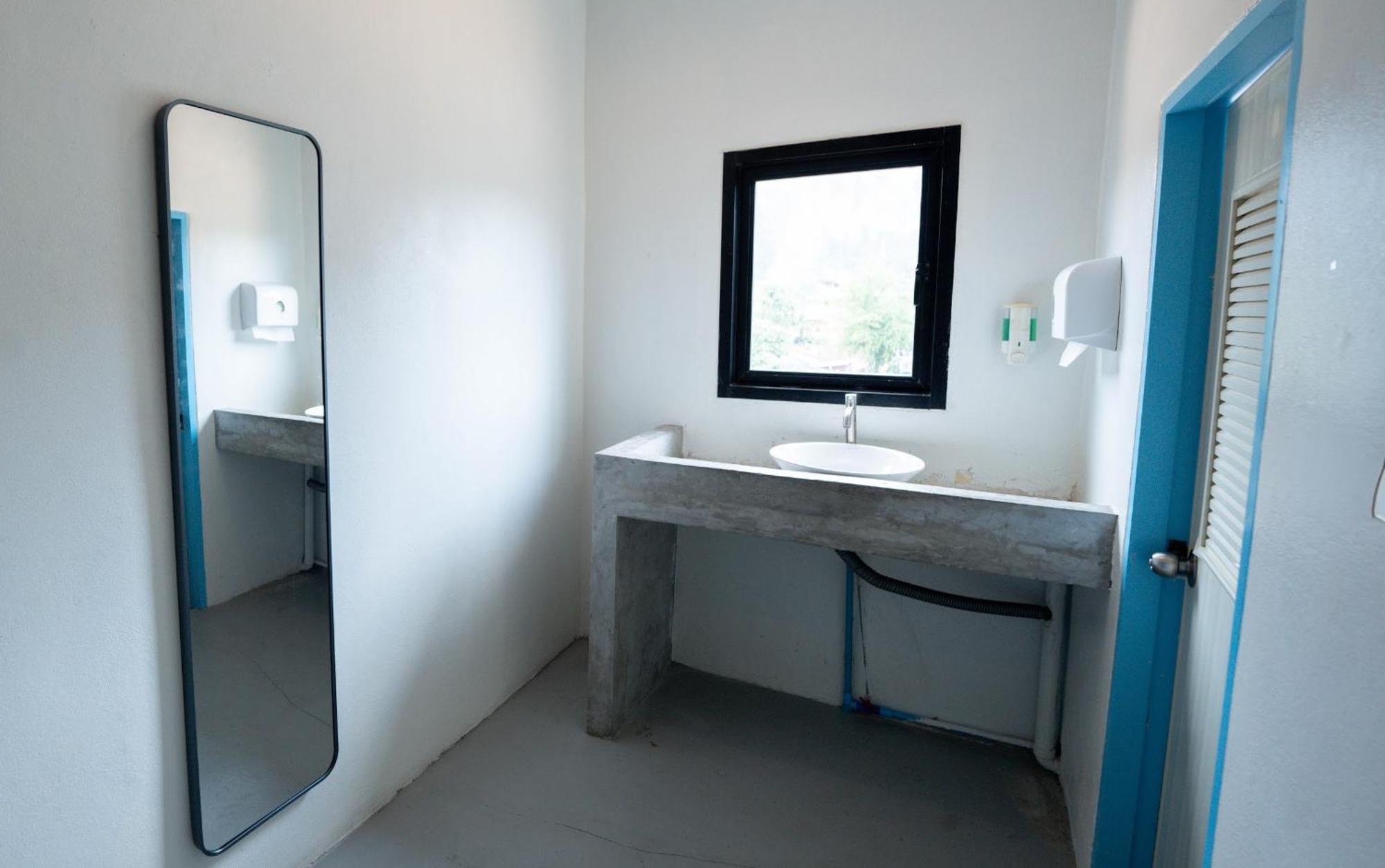 The Hangout Hostel Ao Nang Bagian luar foto